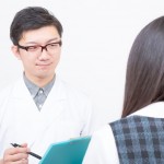 事務員と話す医者