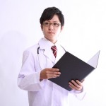 カルテを見ながら話す医者