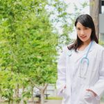白衣の女性