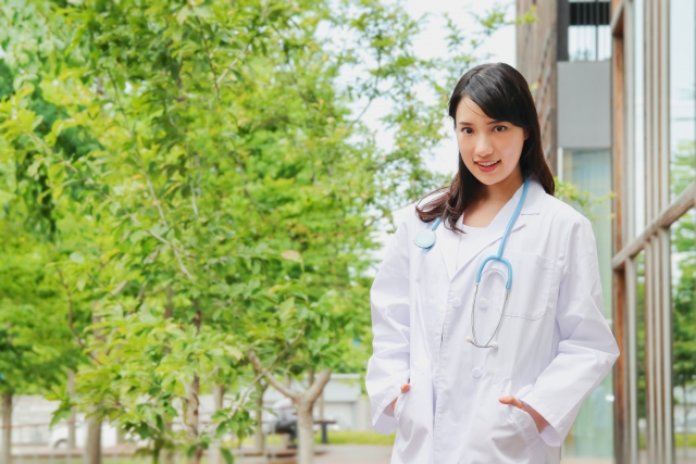 白衣の女性