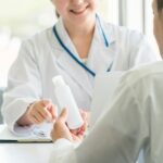 皮膚薬を処方する