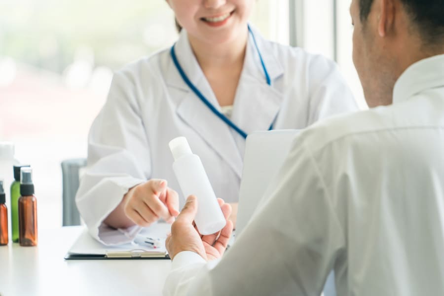 皮膚薬を処方する