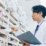 薬を選ぶ医者