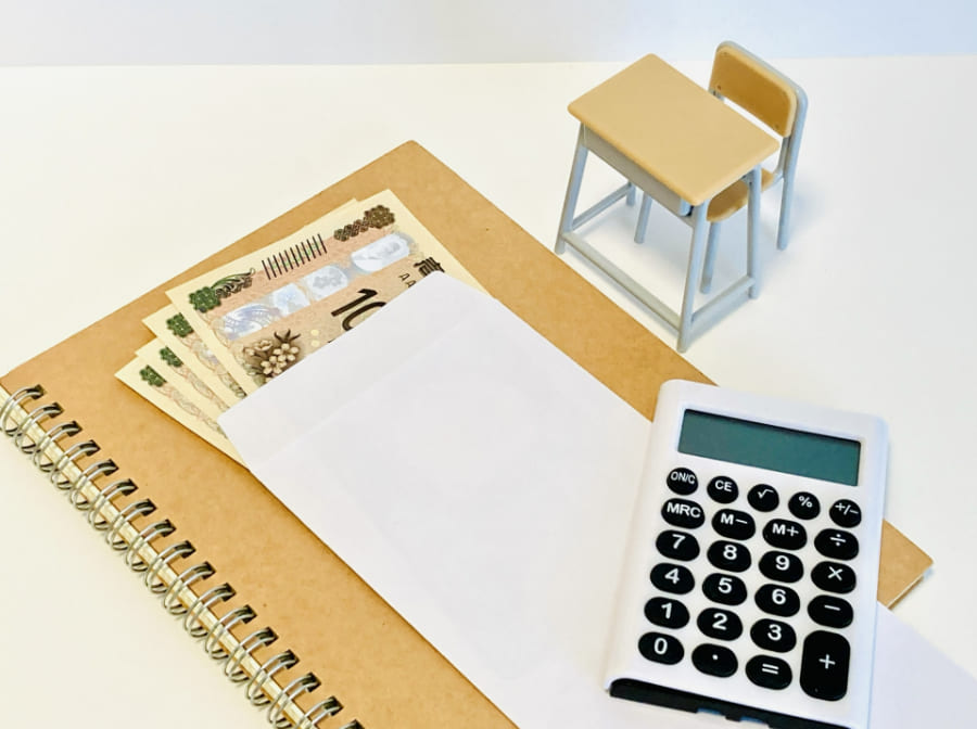 学校の机とお金と電卓